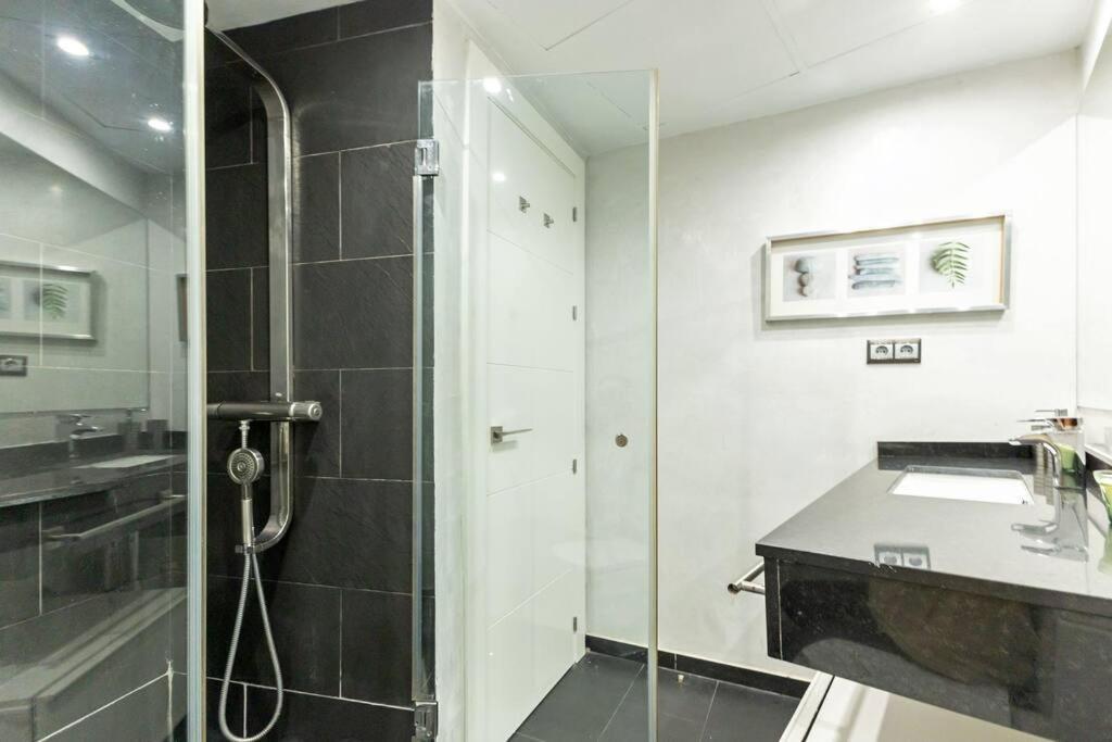 Pajaritos Center Suite By Valcambre Sevilla Eksteriør bilde