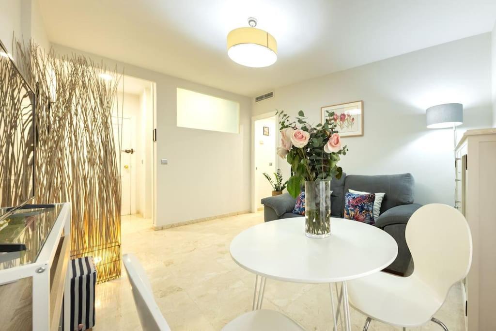 Pajaritos Center Suite By Valcambre Sevilla Eksteriør bilde